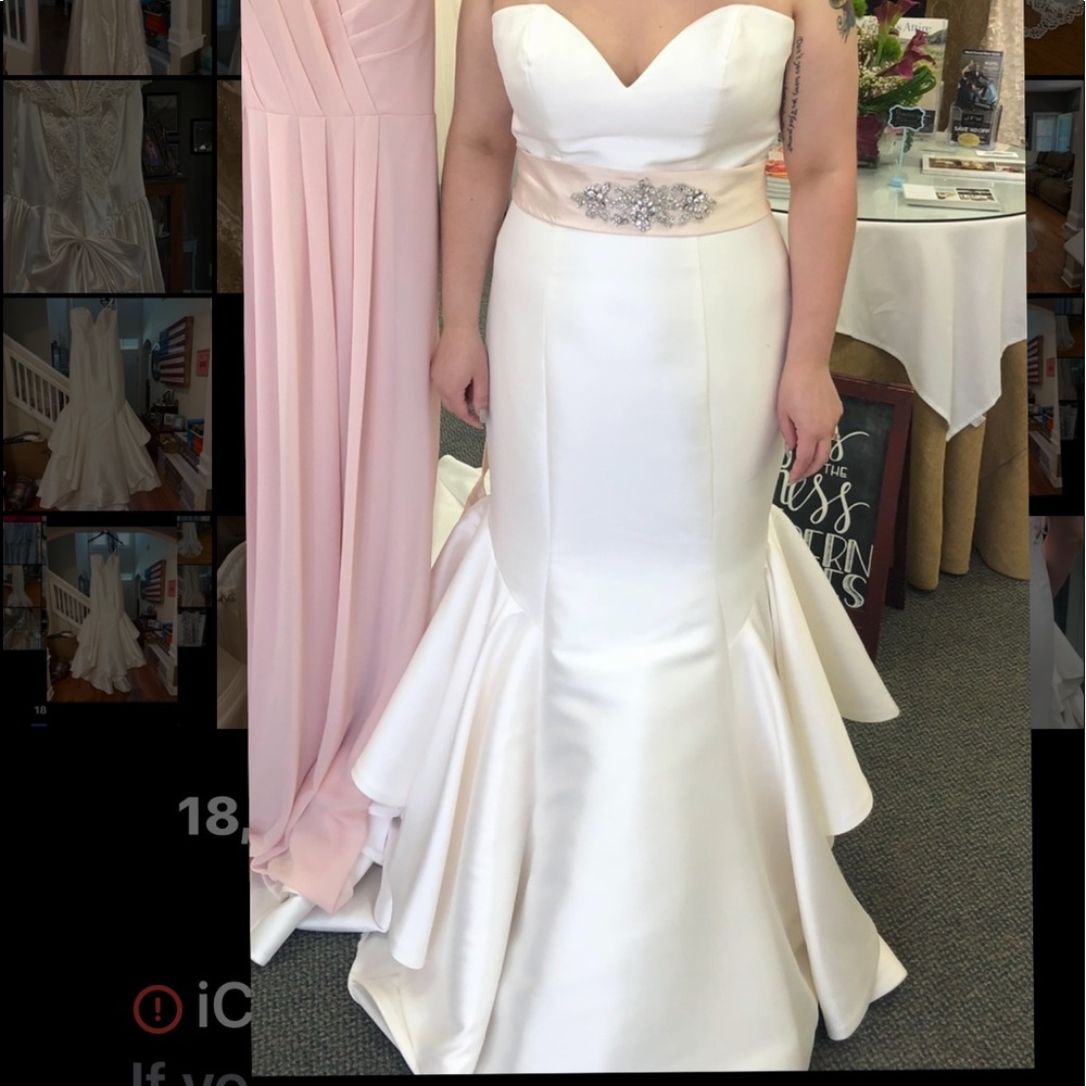 Wedding dress size 14 NEVER WORN!! Bought at Modern Bride in Huntsville.